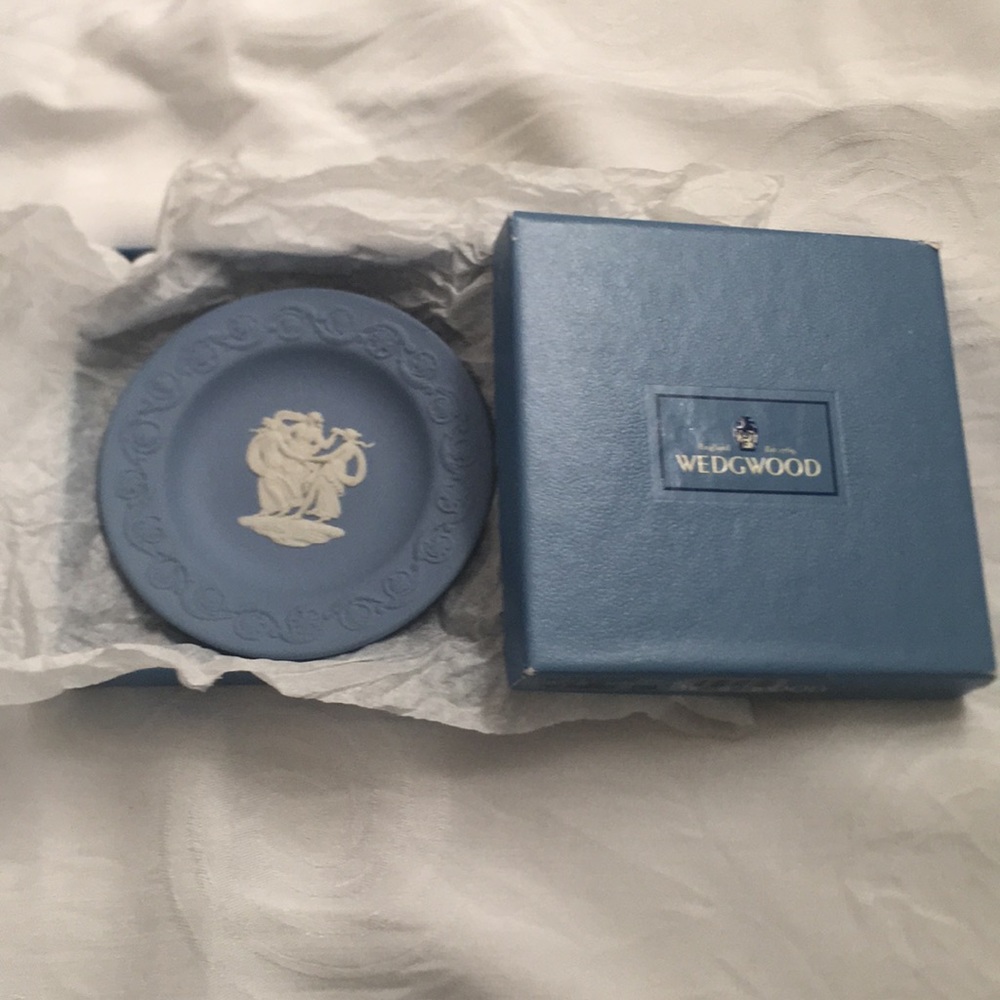 Wedgwood 'Three Graces' Jasperware Round Tray - Picture 4 of 4